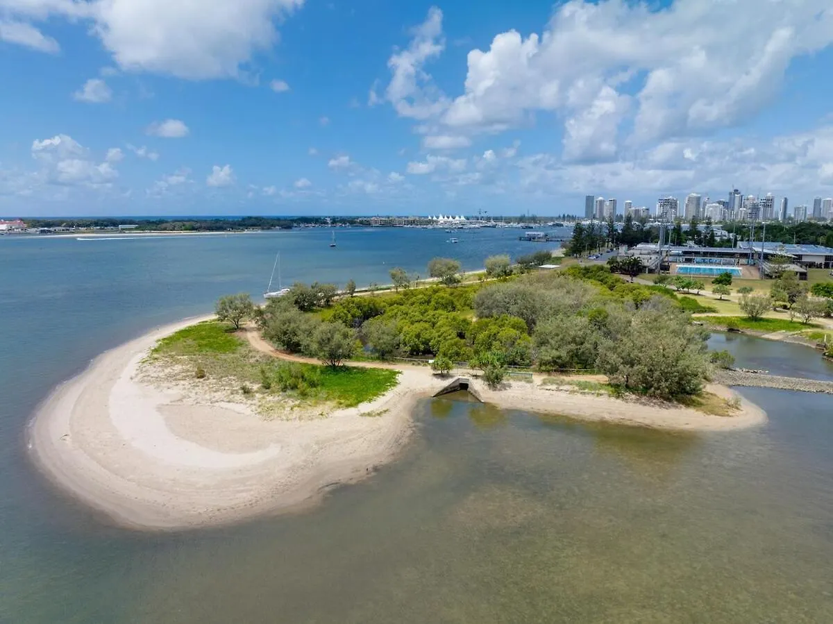 Coastal 2-Bedroom Retreat With Pool & Tennis Court Gold Coast Apartment